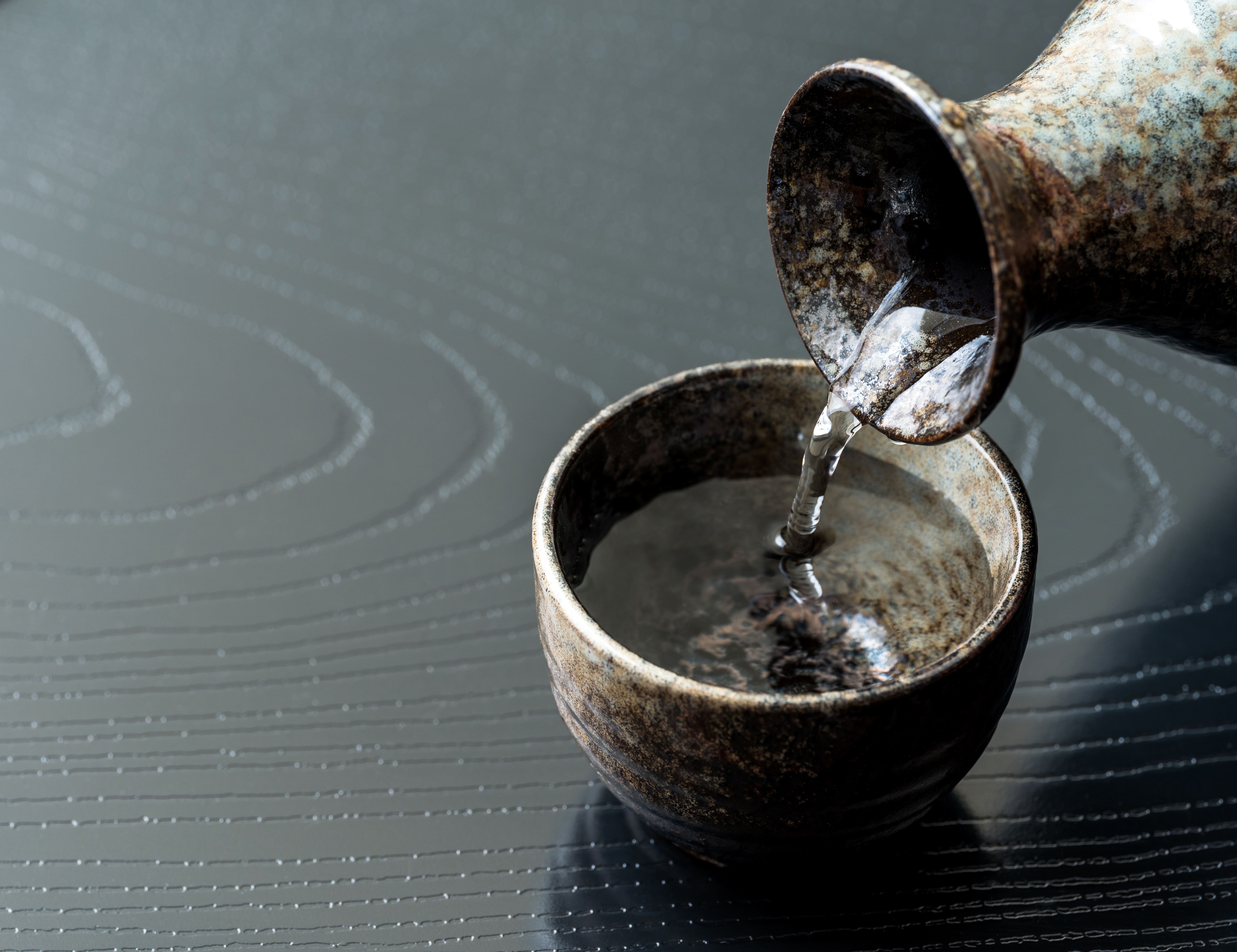 日本酒を注いでいる