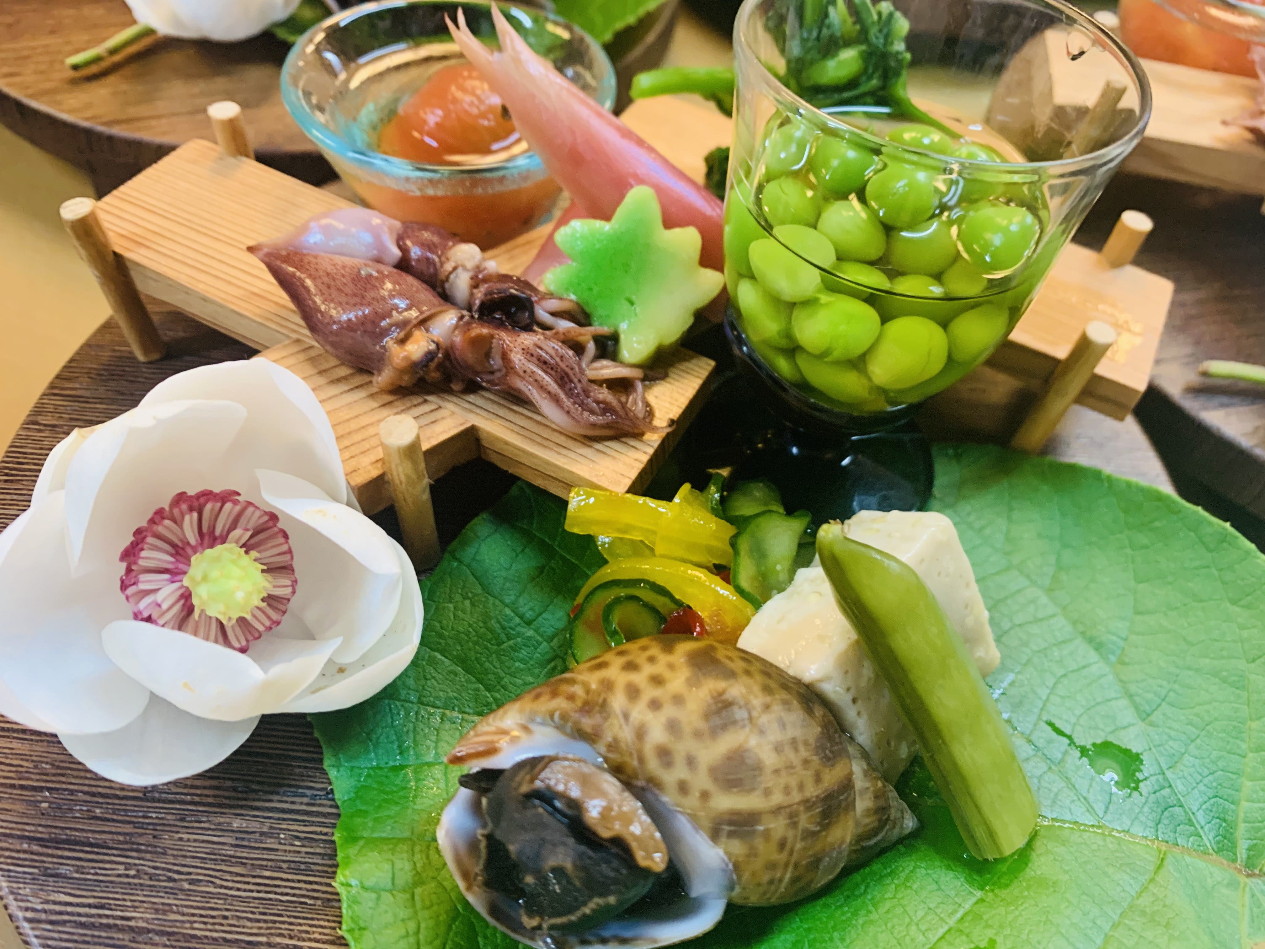 貝とイカの料理の写真